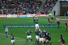 New_Zealand_vs_South_Africa_2006_Tri_Nations_Line_Out.jpg